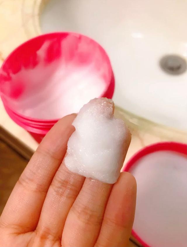 青春痘可以涂磨砂膏和身体乳吗