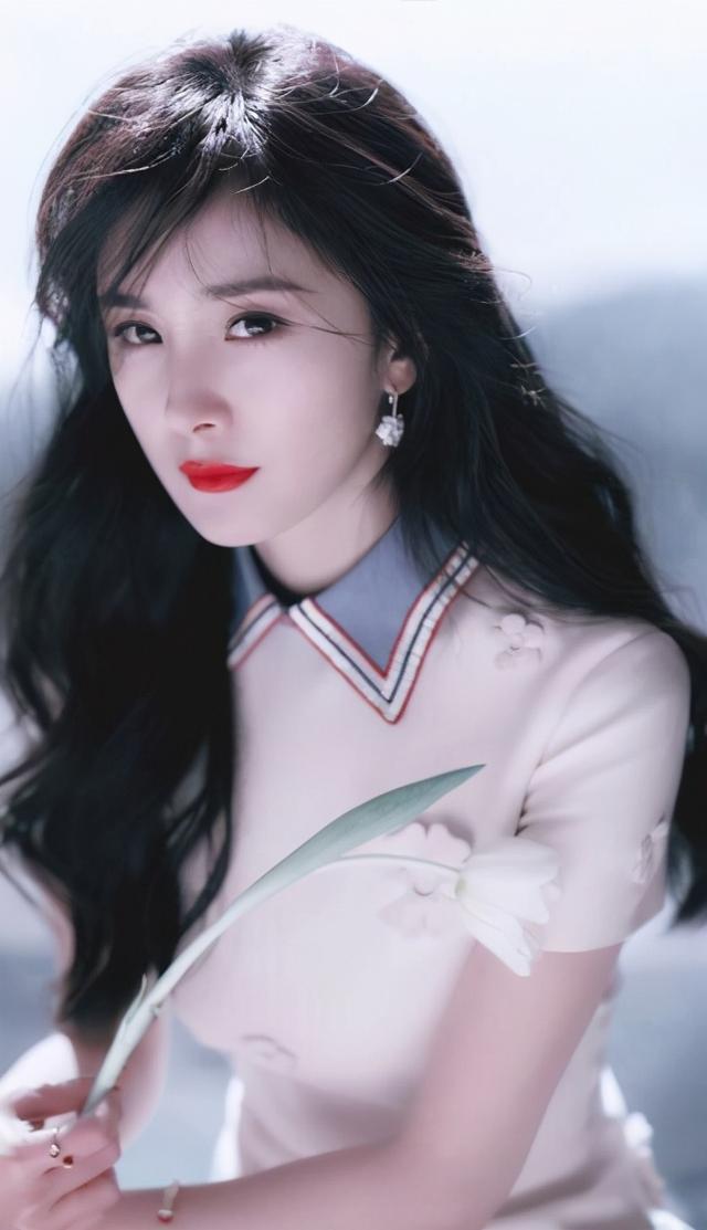 杨幂和刘恺威2011年5月两个人一见钟情,2014年1月8号两个人举办婚礼