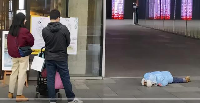 “不给我看电视，我就晒死自己”，3岁孩子已经开始威胁父母了