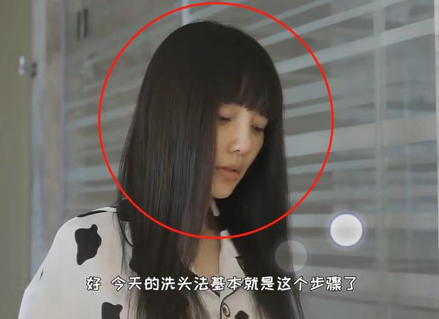 李小璐整容:39岁李小璐素颜录视频，整容痕迹太明显，不说差点以为是两个人