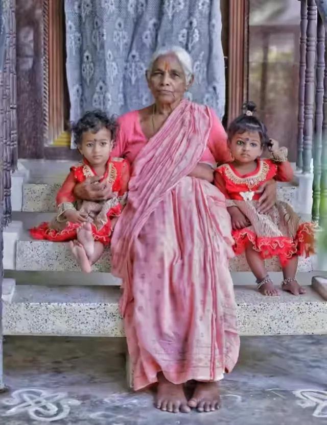 70岁老妇人一胎产子，是自私还是伟大？74岁双胎母亲如此回应