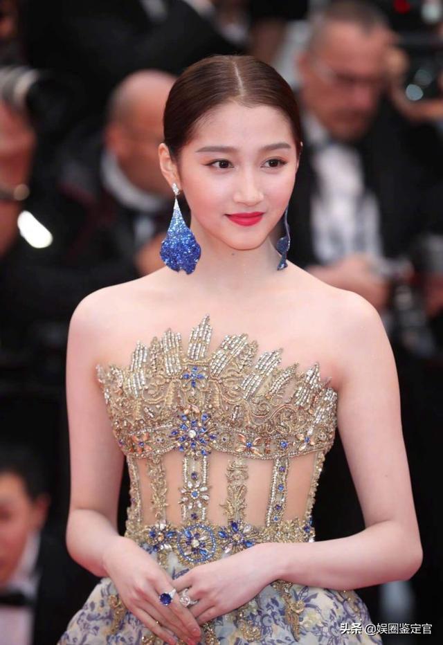 关晓彤的全家照图片(关晓彤从1岁到25岁的变化照片)