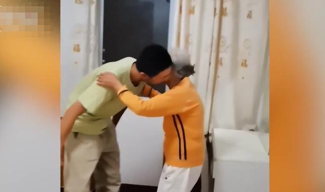 四川一兵哥哥探亲假悄悄归家，奶奶见到后惊喜万分，爸爸：我就是多余的