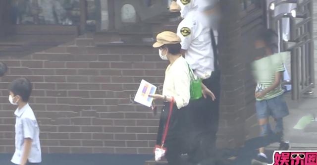 孙俪接儿女放学，戴贝雷帽穿搭时尚，等等高冷小花蹦蹦跳跳很活泼