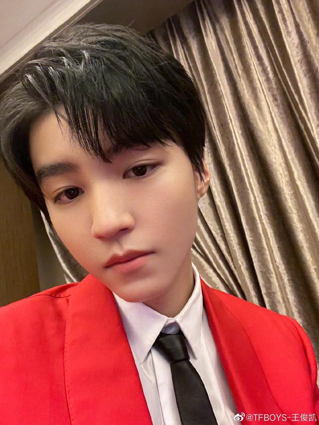 「紧急通知」王俊凯抽烟吸图片(王俊凯抽烟表情包)