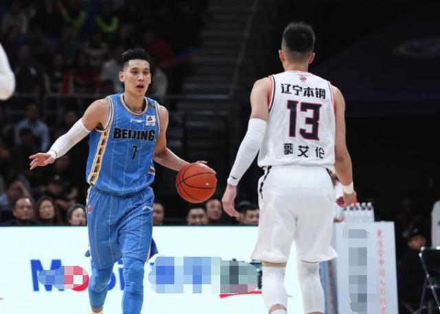 常规赛郭艾伦在进攻端晃倒林书豪（林书豪被郭艾伦晃倒？8倍慢镜头回看：运气站在了郭艾伦这边）