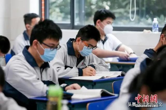 庫里獨臂少年照（13歲獨臂籃球少年一夜爆紅，58萬粉絲點贊：要么努力，要么放棄）