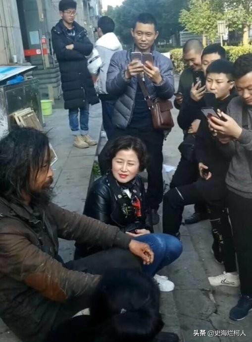 流浪大师的爆红,究竟讽刺了谁?这场闹剧为何会愈演愈烈?