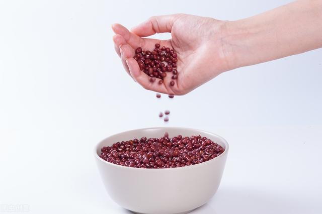 放屁多，排便黏腻，这可能是肠道湿热的表现，要及时调理