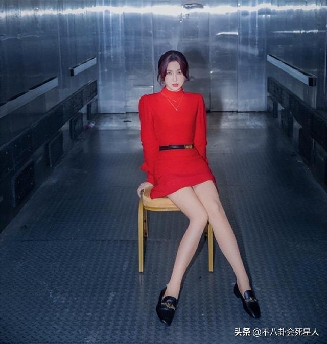 作为实力演员,秦海璐这脚脖子粗其实并没有影响啥,但作为爱豆的虞书欣