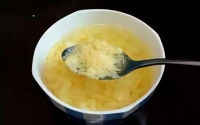 “开水冲鸡蛋”滴香油，喝了都有什么好处？医生：建议早了解一下