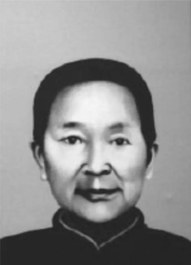 1950年，邓小平首次见到仅比他大5岁的继母，之后用了3种不同称呼