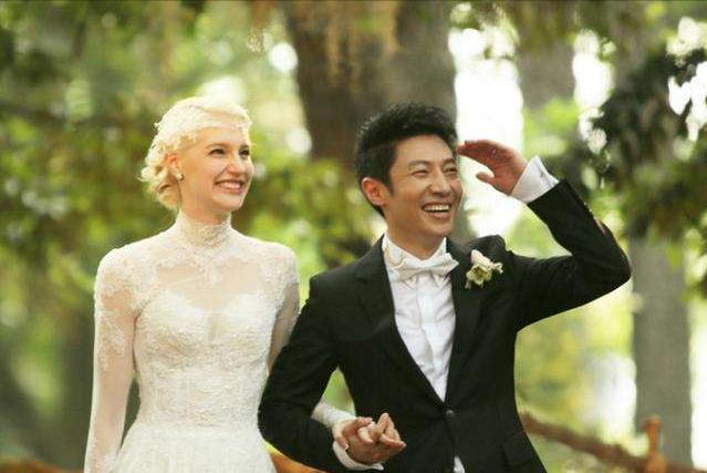 央视任鲁豫与豪门女低调成婚，妻子高龄生二胎，两个孩子相差12岁