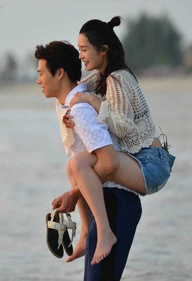 李沁在海边玩沙超清图(李沁在海南拍戏还是在上海拍)-天晟网