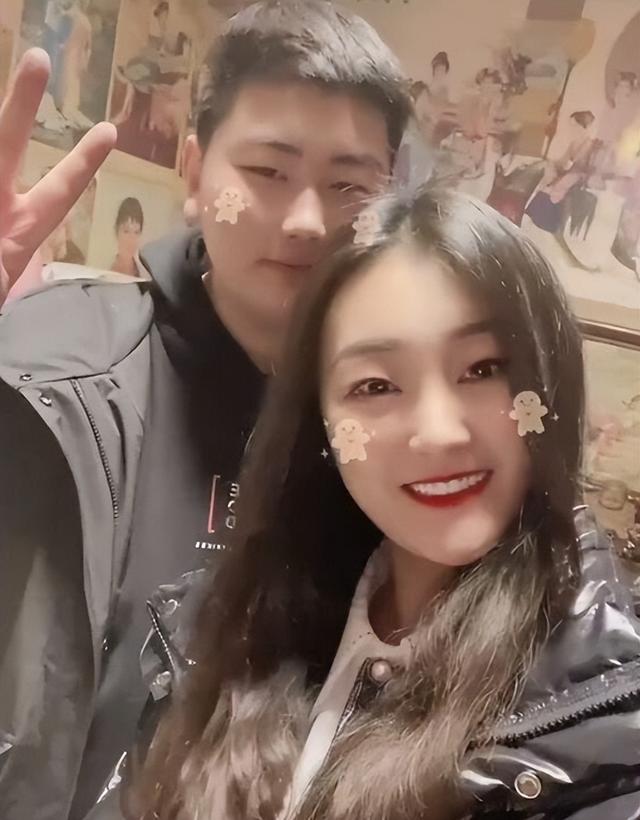 恭喜！大衣哥喜提“儿媳”，女方已改口叫爸，陈亚男跳舞一脸苦涩