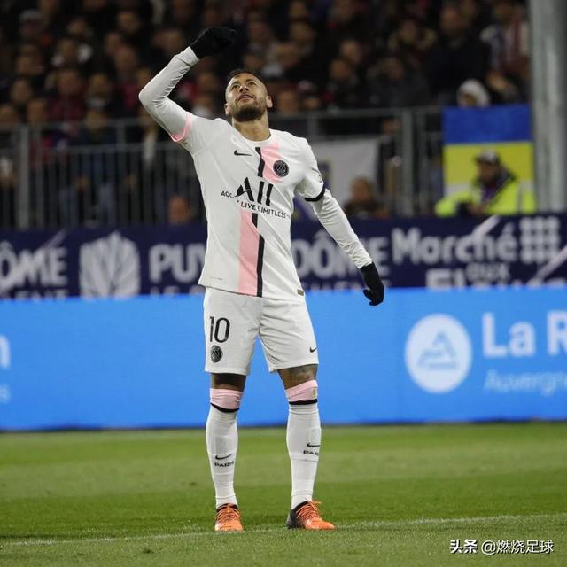 6-1！足坛神奇一幕：巴黎3巨星同场戴帽，梅西3送助攻+头球被吹