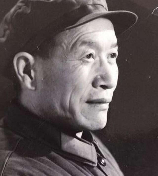 1964年，毛主席看京剧大戏，指着主角连忙问：这人现在什么职务？