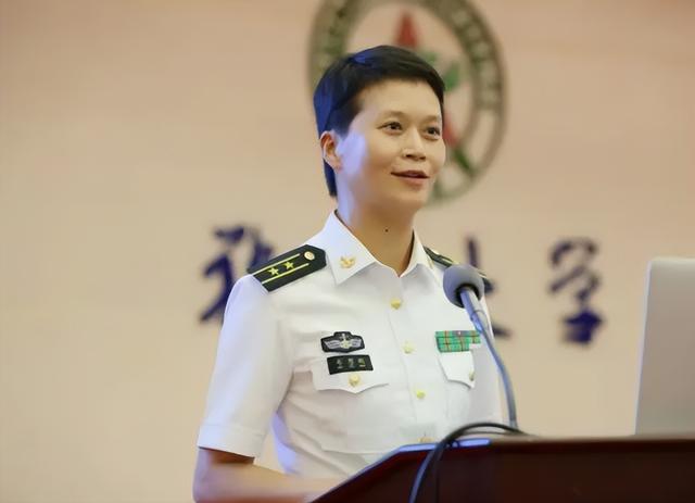中山大学女博士韦慧晓，放弃年薪百万的职位，成为海军首位女舰长
