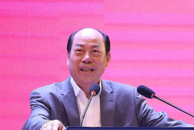 恒大融创双双被停牌，这个老农民却手握1800亿现金，还有27万亩地