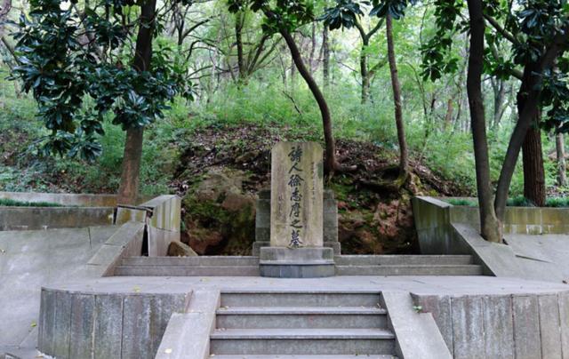 徐志摩可怜死状：脑袋上有个大洞，四肢被熊熊的烈火，炙烤成焦炭