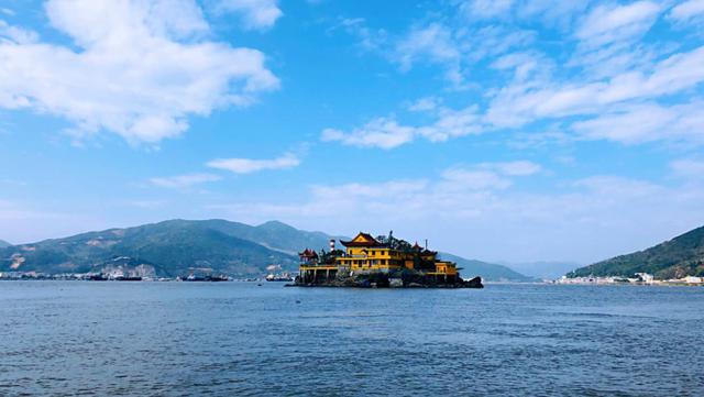 福建渔民出海打渔不慎迷失方向，不料发现一座发光小岛
