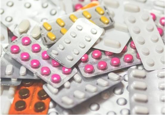 维生素也伤肝？别把这4种维生素当保健品吃，本文告诉你实情