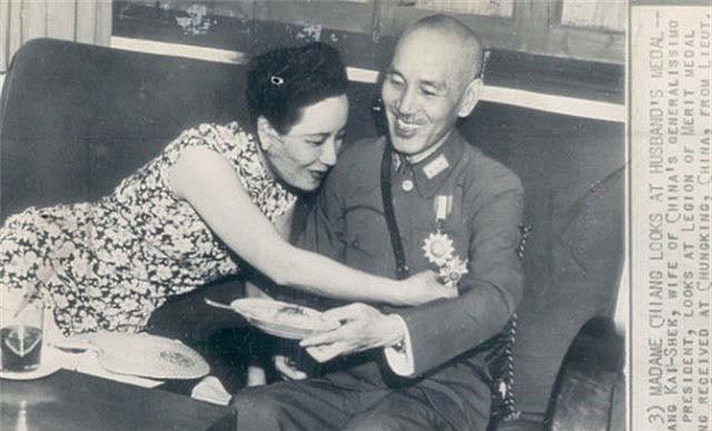 79年蒋经国派儿子给宋美龄拜寿，被孔家羞辱后痛骂：小人中的小人