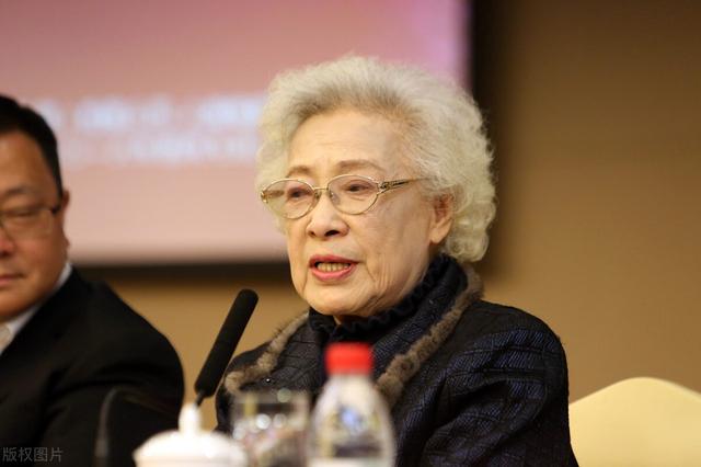 秦怡44歲患癌，與病魔抗爭56年，百歲安詳離去，三個習慣可借鑒