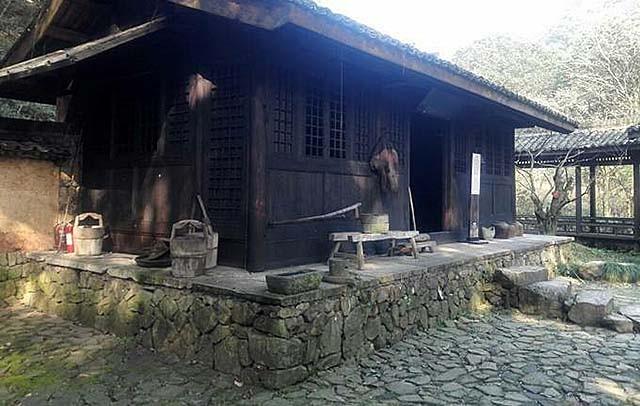 日本女战俘嫁抗日老兵，隐居四川33年后父亲寻来：她放弃百亿家产