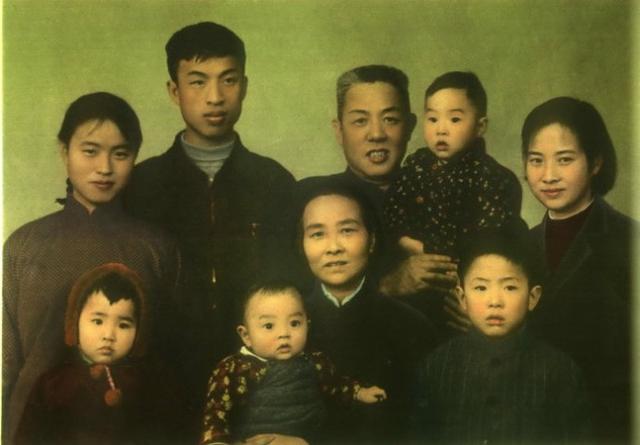 1959年苏振华被迫离婚，独自带6个孩子，毛泽东：天涯何处无芳草