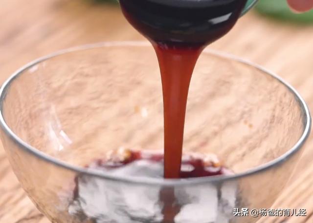 五花肉这样吃太美味，搭配芹菜和豆腐，营养又解馋，孩子特爱吃