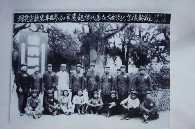 毛主席邀请福建一农民参加国庆阅兵，堂弟顶替进京，主席：你不是