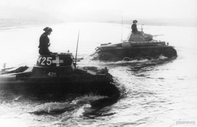 为什么希特勒冒着两线作战的危险，也要坚持1941年入侵苏联？