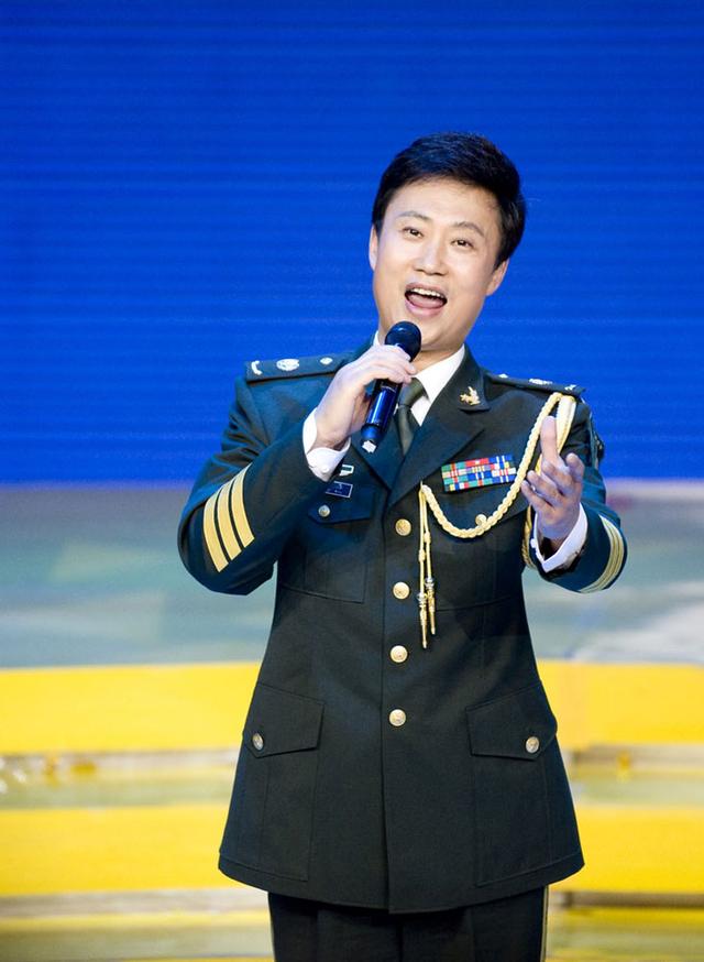 52岁耿为华现身陕西农村,脚踩黄土地干农活,手拿铁锹边铲边高歌