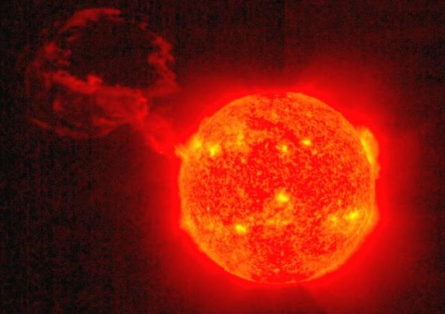 太阳出现创纪录的巨大火焰，长达300万公里，幸亏没有朝向地球喷