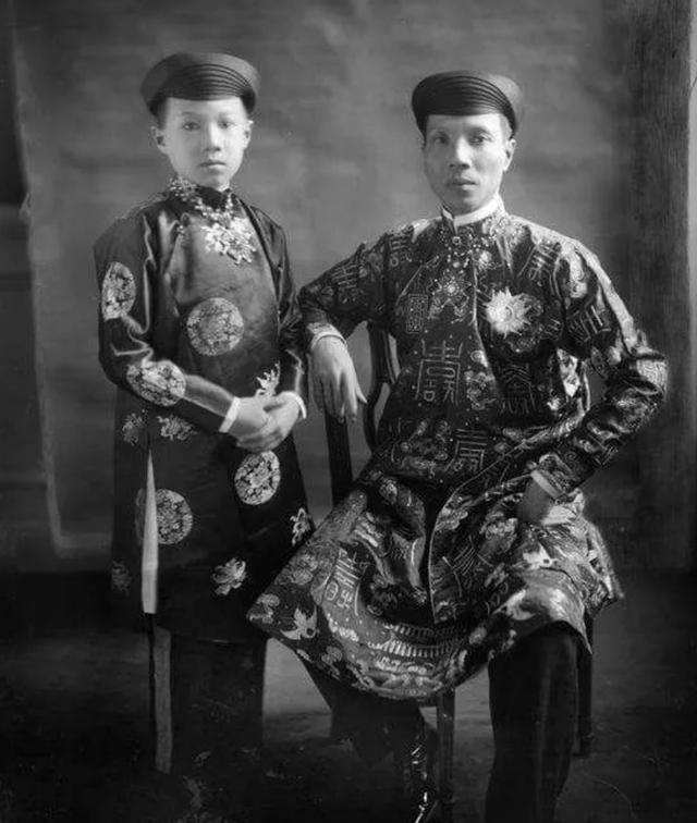 带头崇洋媚外的皇帝：身高仅1米5，喝洋酒穿西服，连陵墓都学西方