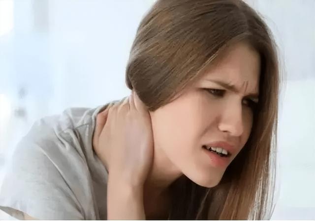 为什么晚上睡觉嘴巴总是发干？别以为是缺水，也可能是这5种原因
