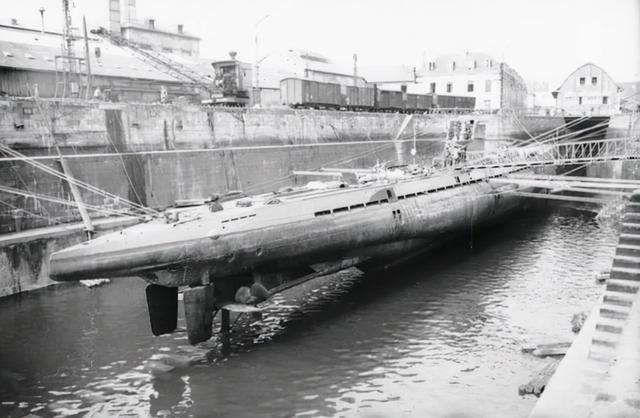 普京有多勇猛？明知深潜危险，仍下潜60米为英烈送上纪念碑