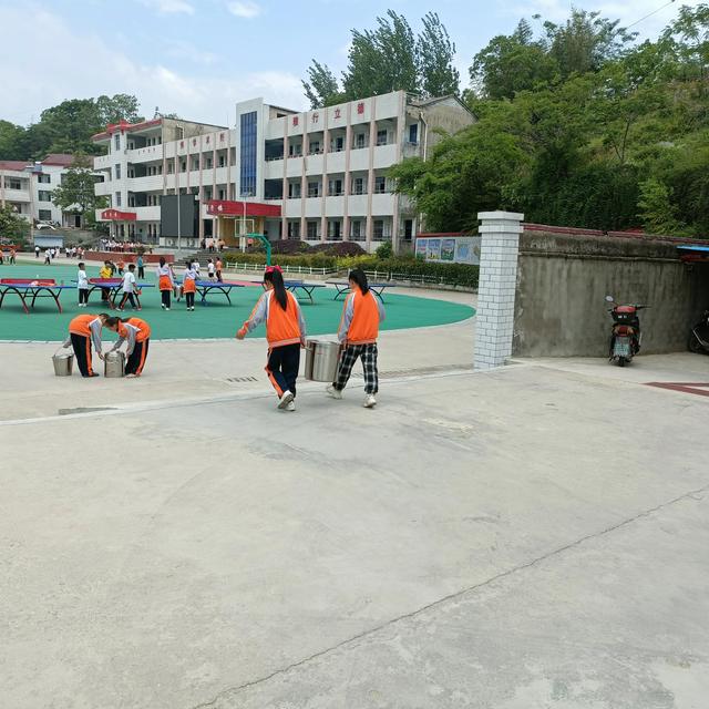英山县石头咀镇中心小学开展活力大课间 精彩在校园活动