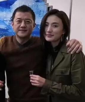 51岁李亚鹏再当爸！王菲“满脸的嫌弃”成全了老李“双重的幸福”