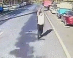 看到孩子被困车内，他灵机一动……