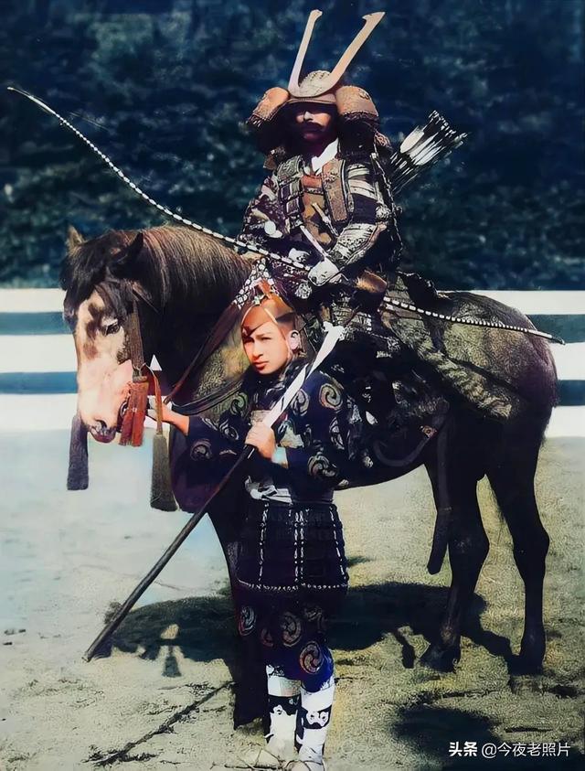 23张罕见照：日军跪在路边向妇女乞讨，德军吃剩的马蹄堆积如山