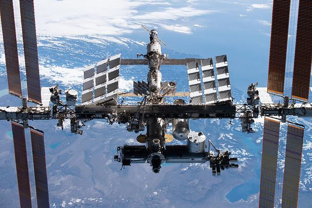 SpaceX载人飞船停产！美航天员坐扫帚飞向空间站？空间站正闹分家