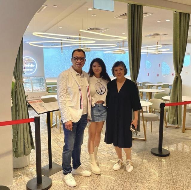 许绍雄为她的女儿开了第二家餐馆。开业当天，全家人在店里迎接客人。
