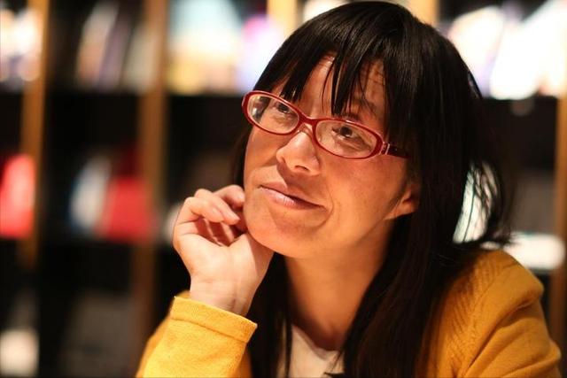 带着残疾嫁人的余秀华，婚后生子还被嫌弃，成名后给钱给房要离婚