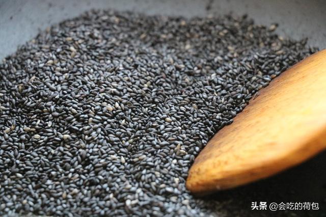 春分过后要吃黑芝麻，教你1个懒人做法，够吃半个月，随吃随取