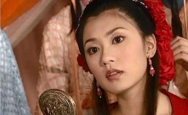 在拍摄前,通读剧本的贾静雯十分喜欢周芷若,要求导演换角.