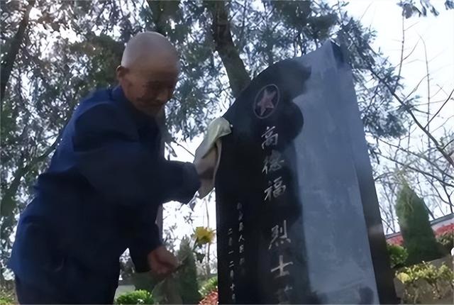 岳父做客女婿家，提起埋在家乡一烈士名字，女婿吃惊：那是我爷爷