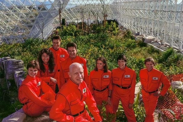 30年前，科学家将4男4女关在封闭空间，进行一项奇怪的实验
