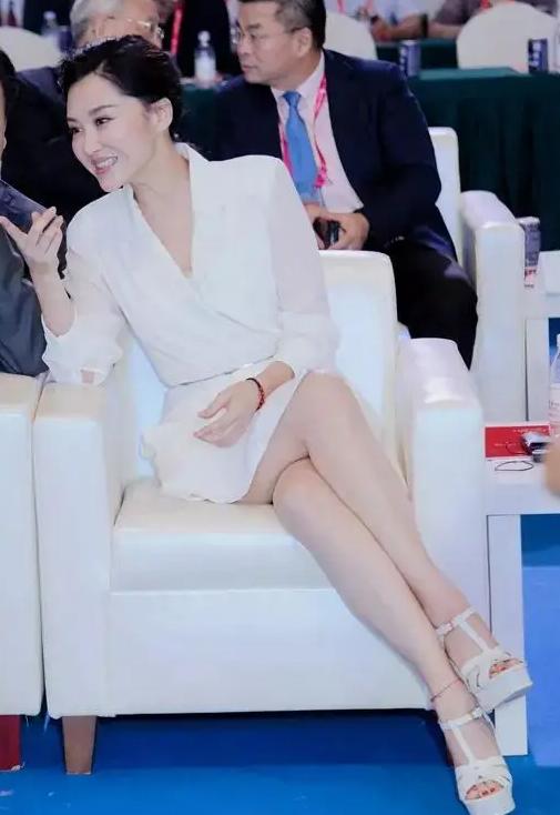 许晴“换脸风波”再升级！3年前就有预兆，正面镜头全被央视删除
